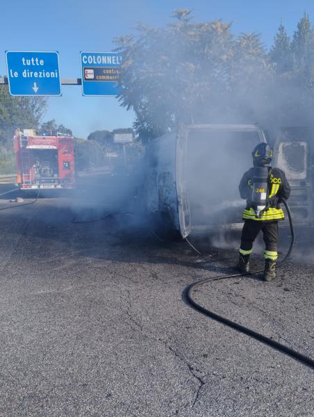 Prende fuoco un furgone all’uscita del casello Val Vibrata - Foto