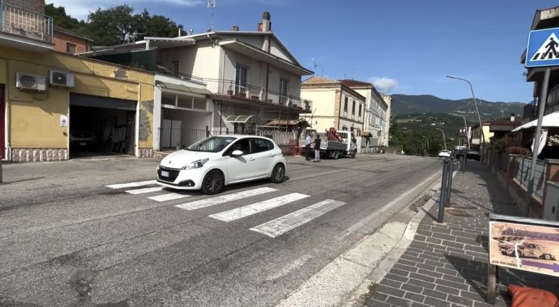 Auto a tutta velocità lungo viale Bovio. I residenti: «Servono dissuasori» - Foto