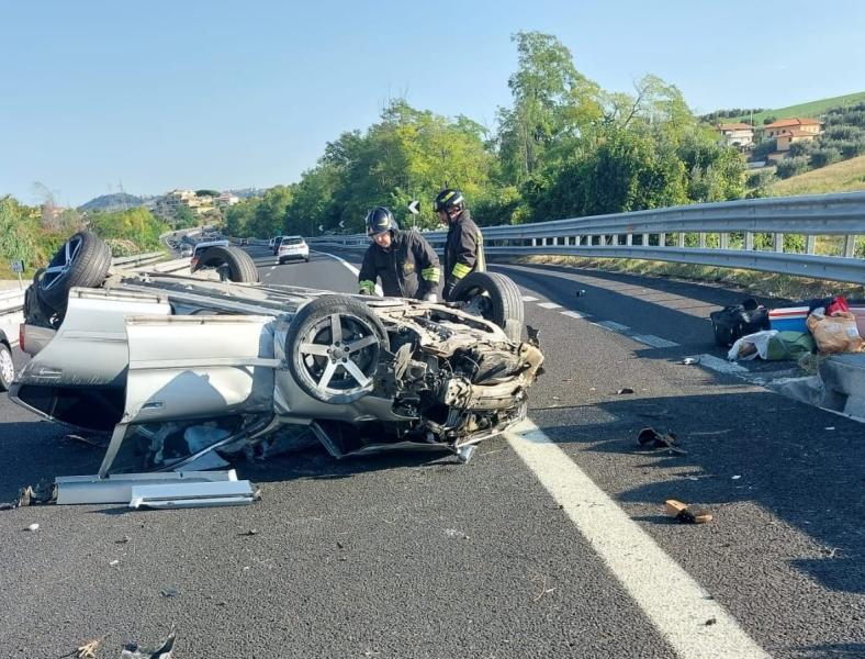 Incidente in A14 tra Mosciano e Val Vibrata: salva una coppia con il figlio - Foto