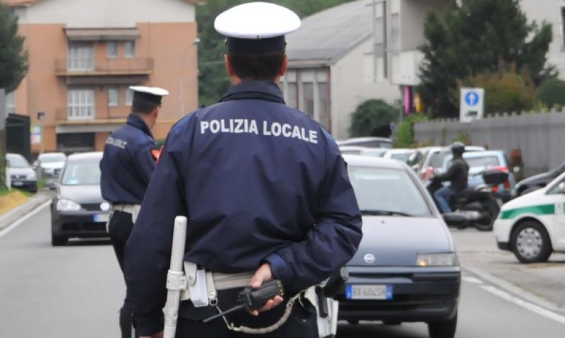 Va in giro con il veicolo sequestrato senza assicurazione e travolge un’auto a Colleatterrato - Foto