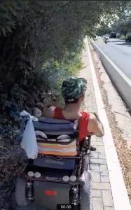 VIDEO- Cespugli sui marciapiedi di San Nicolò: un disabile non riesce a transitare - Anteprima Youtube