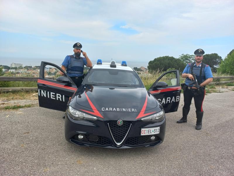 Giulianova. Tenta il suicidio dal ponte sul Tordino: salvato dai carabinieri - Foto