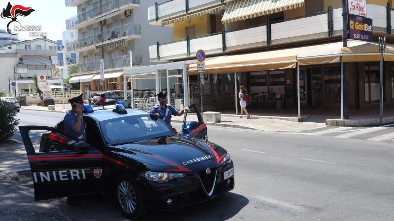 Alba Adriatica. Rapina una sala giochi e minaccia una commessa con una chiave inglese - Foto