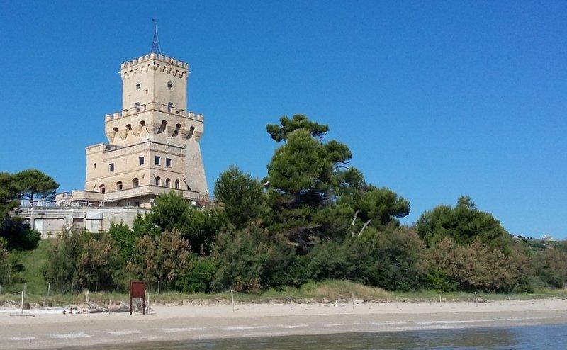 A Torre Cerrano la mostra “I disegni progettuali e le fotografie di documentazione dei mobili della Torre del Cerrano tra Liberty ed Eclettismo” - Foto