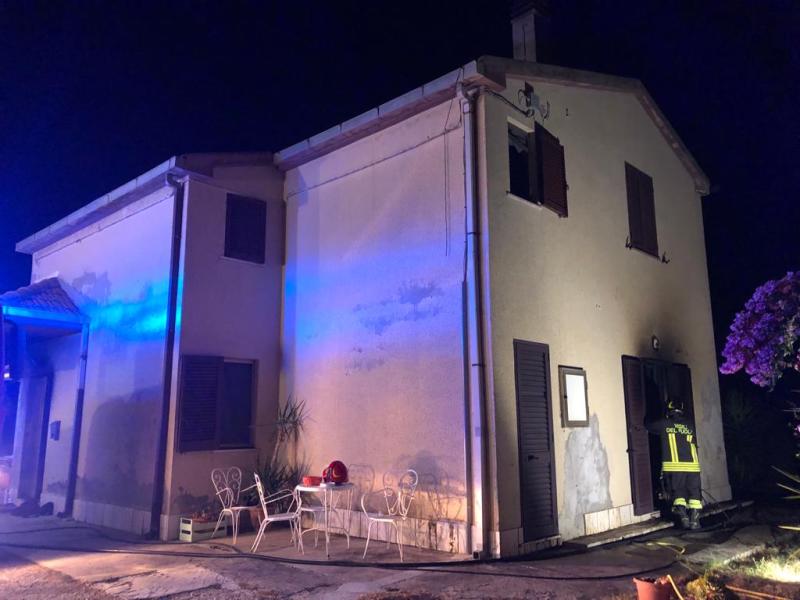 Roseto. Prende fuoco un’abitazione in contrada Solagne - Foto