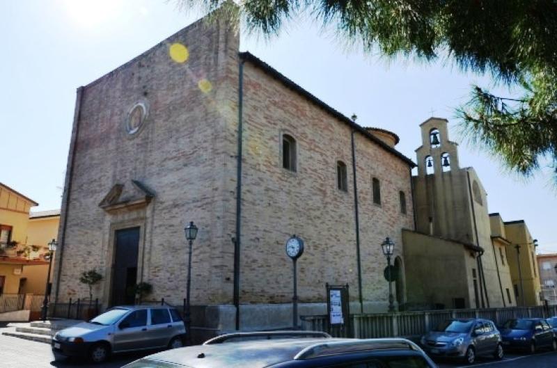 Atri. Ladri si intrufolano nella chiesa di Santa Maria Vergine di Casoli - Foto