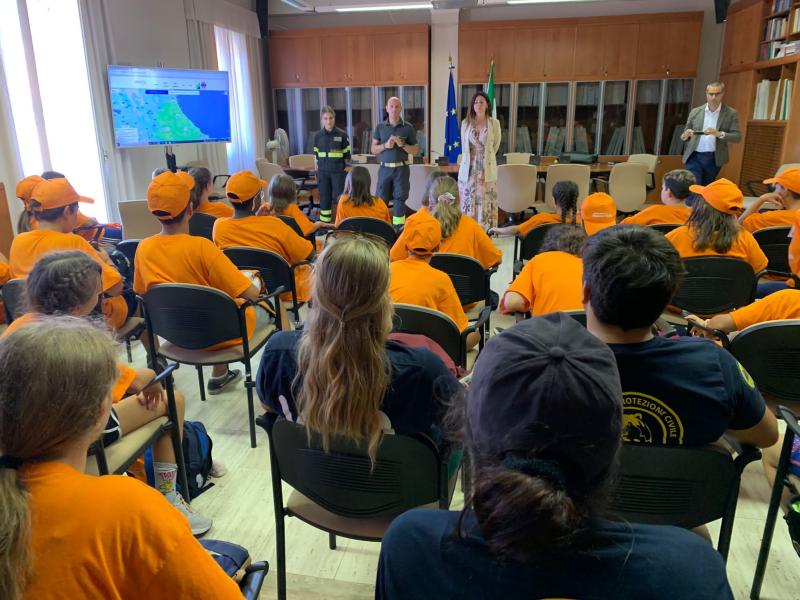 I ragazzi del campo scuola organizzato dalla Protezione Civile di Mosciano in visita in Prefettura - Foto