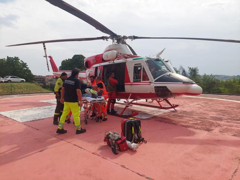 Accusa un malore: salvato dagli aerosoccorritori dei vigili del fuoco un pastore 72enne nella zona del Ceppo - Foto