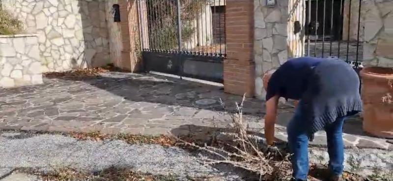 Teramo. Caditoie intasate: i cittadini le liberano da soli - Foto