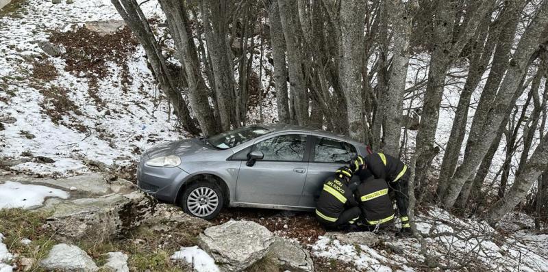 Valle Castellana. Finisce lungo una scarpata a causa del ghiaccio: l’auto recuperata dai Vigili del fuoco - Foto