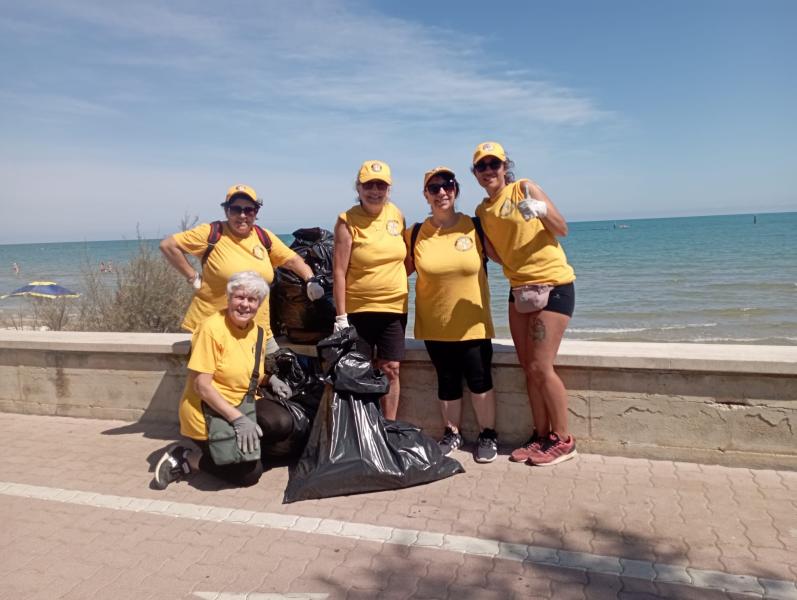 I Ministri Volontari in vacanza ripuliscono la spiaggia di Roseto - Foto