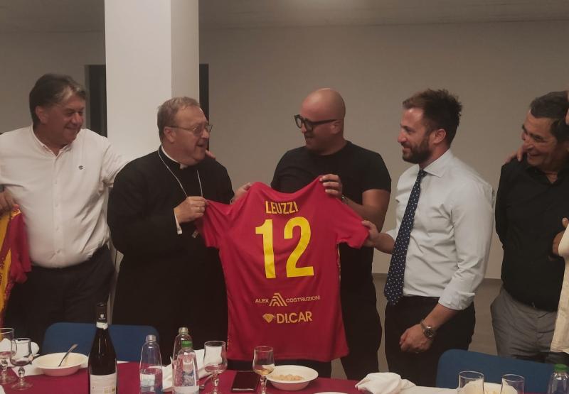 Monsignor Lorenzo Leuzzi “maglia numero 12” del Giulianova Calcio - Foto