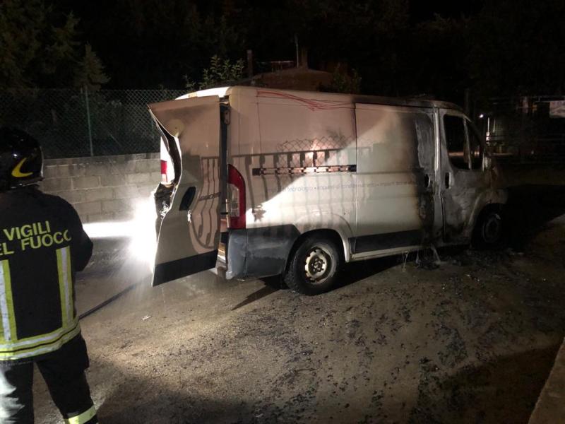 Roseto. Nella notte vanno a fuoco un'auto e un furgone - Foto