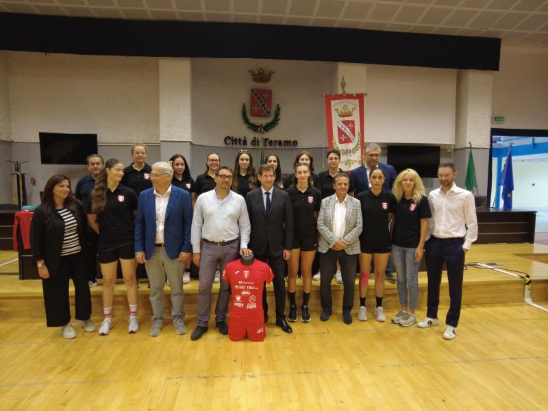 Presentata la squadra di pallamano femminile della Teramo ASD: tante ragazze da tutto il mondo - Foto