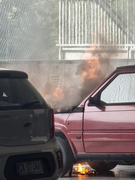 A fuoco un’auto nel parcheggio del Brico Io di Teramo - Foto