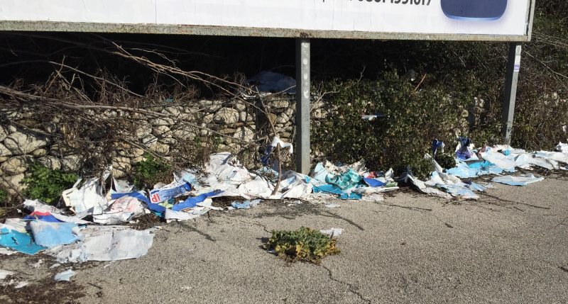 Teramo. Vecchi manifesti lasciati ai piedi degli appositi spazi pubblicitari - Foto