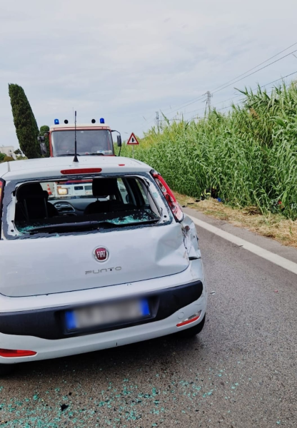 Scerne di Pineto. Un centauro 49enne si schianta contro un'auto e vola via dalla moto - Foto