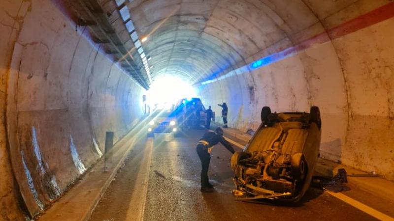 Teramo. Auto si ribalta sotto la galleria del lotto zero: schivata la tragedia - Foto