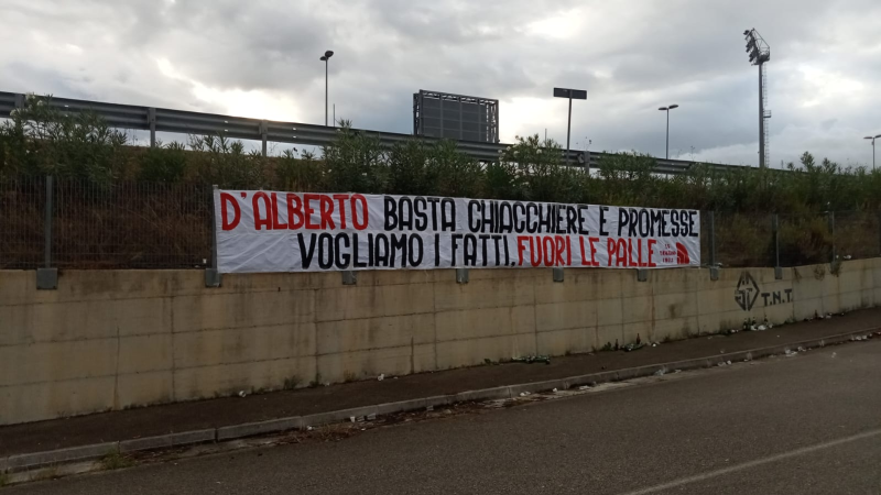 Chiacchiere e "attributi" nello striscione dei tifosi del Teramo Calcio - Foto