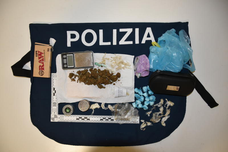 Silvi. Lanciano la droga dal finestrino in prossimità di un posto di blocco - Foto