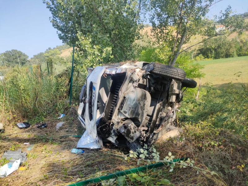 Ruba un'auto e finisce in una scarpata: qualche frattura e la denuncia per una donna teramana - Foto