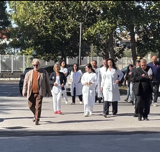 È stato messo a dimora l'albero del progetto "Un albero per la vita" nell'ospedale di Giulianova - Foto