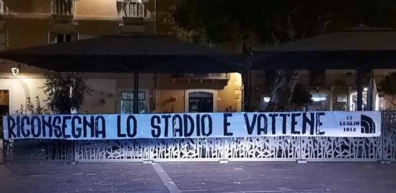 Continua la guerra dei tifosi contro Iachini: uno striscione appeso nel dehor del suo ristorante - Foto