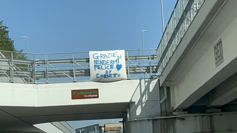 Gli striscioni che ci piacciono: una dedica d’amore sulla rotonda di Villa Pavone - Foto