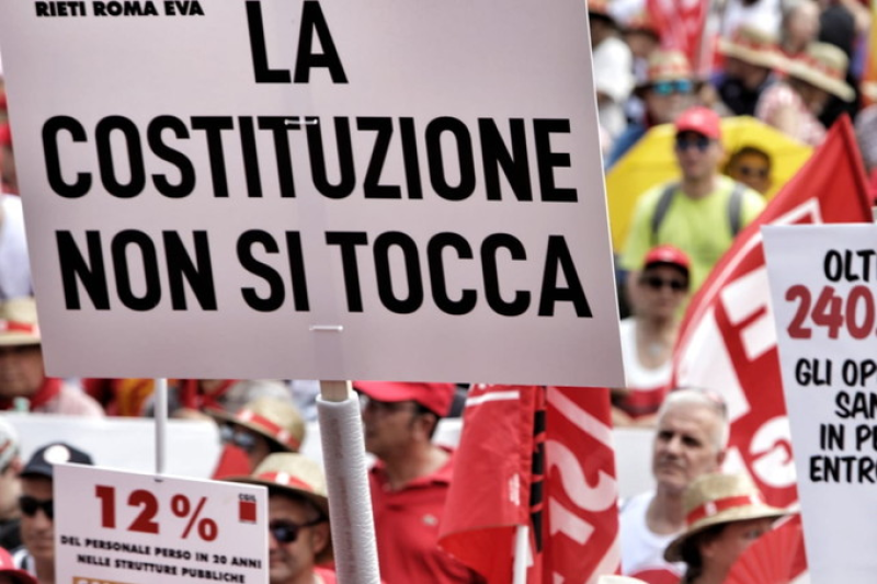 Saluto fascista alla stazione di Roseto contro chi rientrava dalla manifestazione della Cgil a Roma - Foto