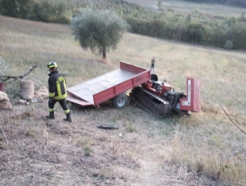 Muore schiacciato sotto al cingolo di un trattore un 74enne a Basciano - Foto