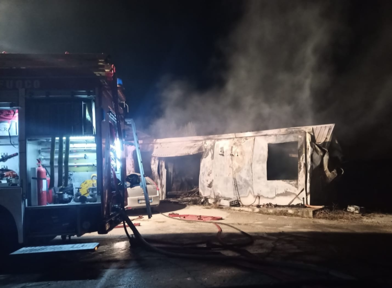 Prende fuoco a Torricella un prefabbricato abitato da un 52enne - Foto