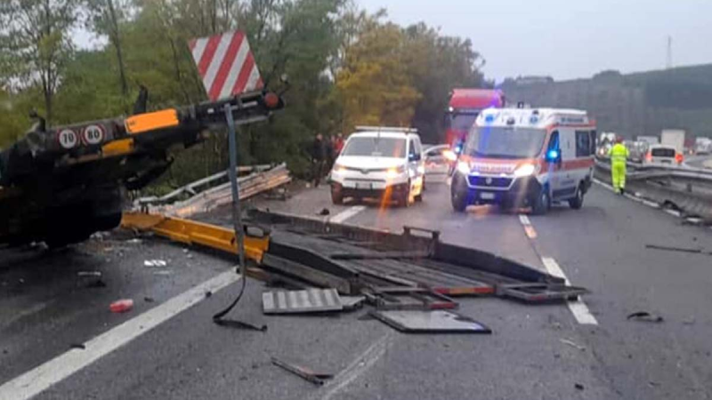 Bisarca si ribalta sull’A14 zona Montesilvano - Foto