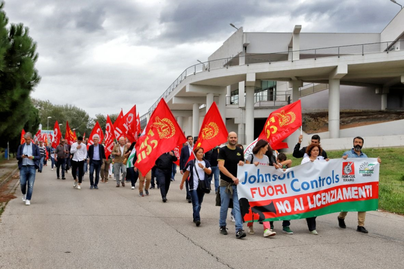 Questa mattina il corteo per dire no ai licenziamenti della Johnson di Corropoli - Foto