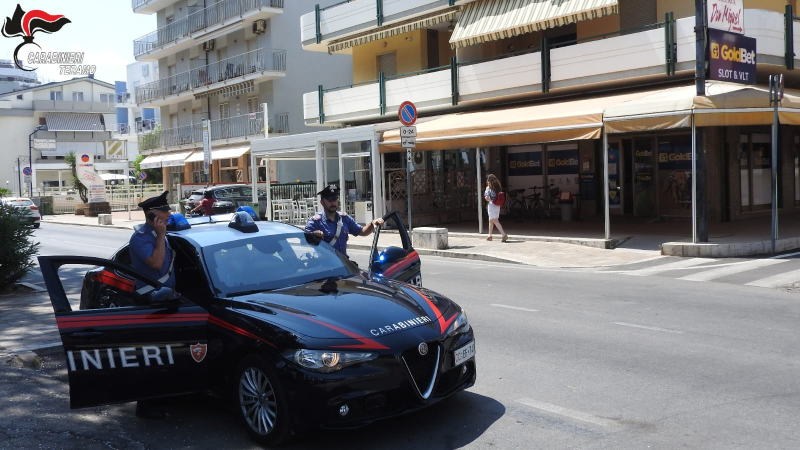 Silvi. Finisce con l'auto contro un muretto lungo la SS 16 e poi aggredisce i carabinieri - Foto