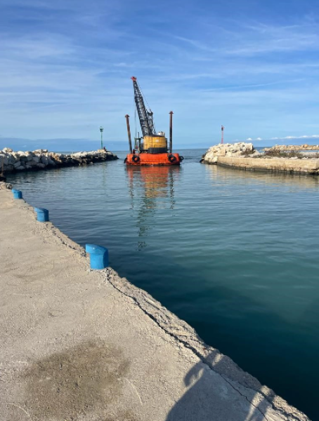 Roseto. Iniziano i lavori di manutenzione dei fondali del porto - Foto