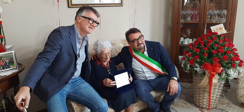 Villa Vomano. La signora Carmela ha festeggiato 100 anni - Foto