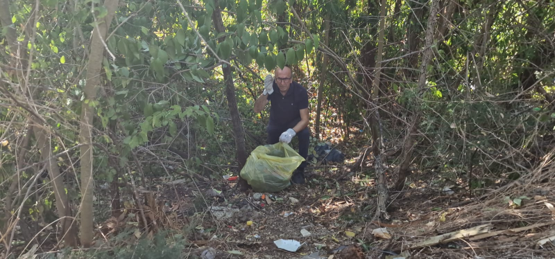 Sgabelli, tende da sole e buste sparse: i rifiuti trovati tra Piano Solare e la Cona - Foto