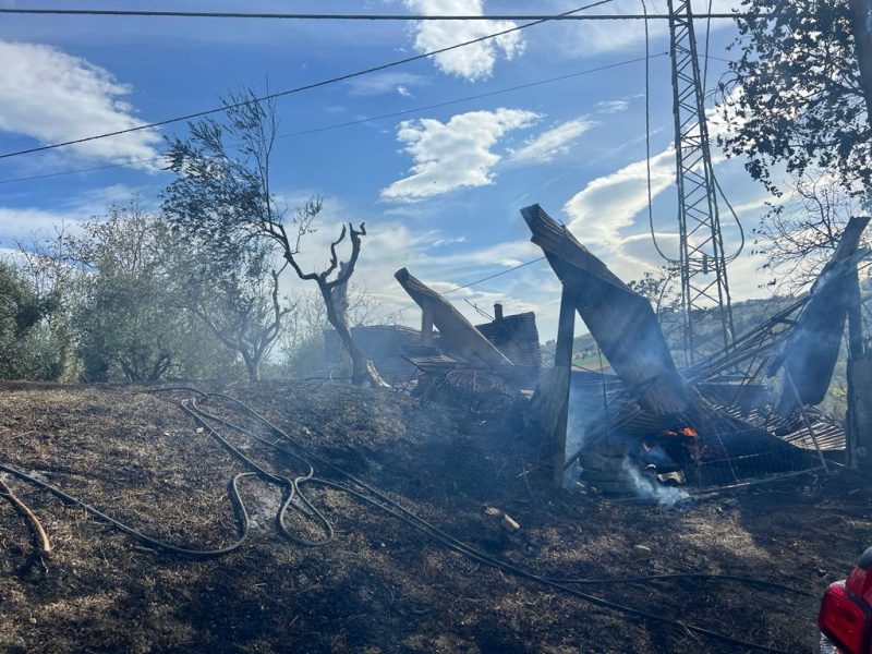 Monticelli. Prende fuoco una baracca per rimessaggio - Foto