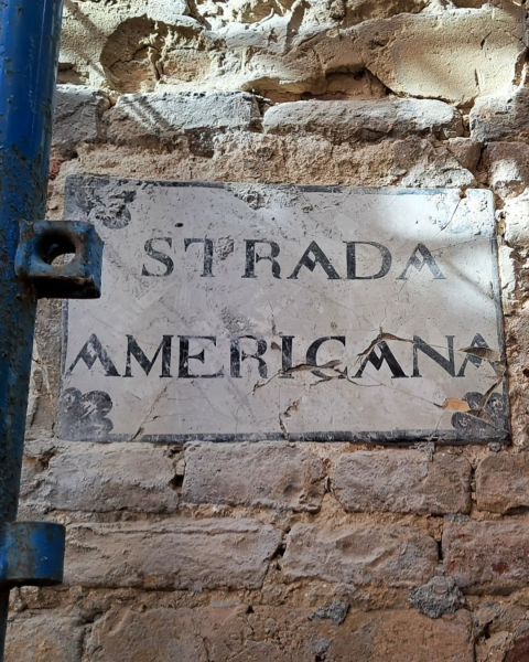 Controguerra. Scoperta la "Strada Americana" in centro storico sotto la targa di "Vicolo Angusto" - Foto