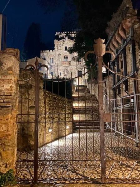 Castello della Monica chiuso temporaneamente  per un intervento sui corpi illuminanti - Foto