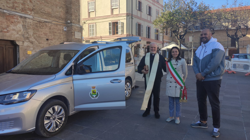 A Giulianova un nuovo pulmino per accompagnare gli studenti disabili alle scuole superiori - Foto