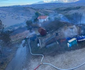 Maxi incendio a Montepagano. A fuoco 7 ettari di sterpaglie, capannoni e macchine agricole - Anteprima Youtube