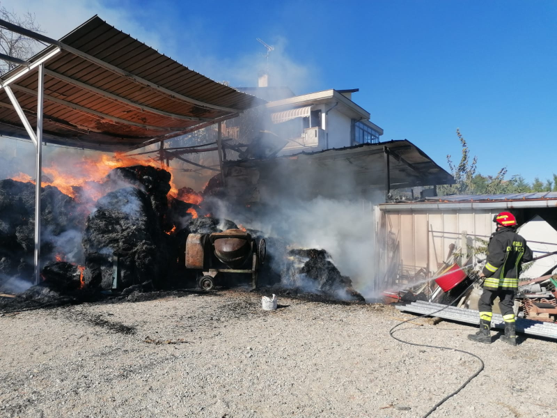 Maltempo. Tetti divelti ad Arsita e Atri e a fuoco un capannone con attrezzi agricoli a Tortoreto - Foto