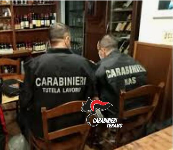 Nove lavoratori in nero e 1500 chili di alimenti senza tracciabilità: chiuso un ristorante a Silvi Marina - Foto