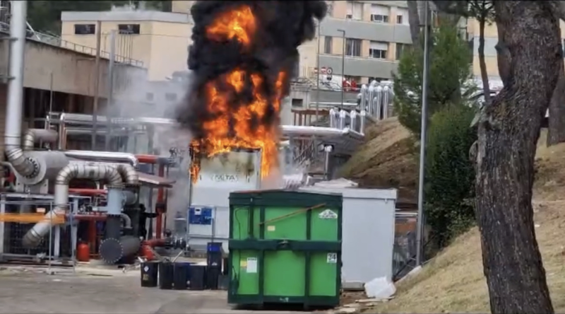 Incendio vicino alla centrale termica del Mazzini - Foto