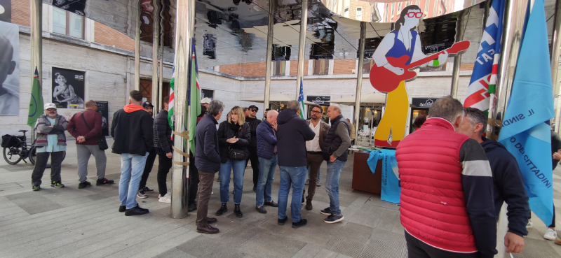 Giardinieri Asl rimasti senza lavoro. Nuovo sit in sotto alla Prefettura: partecipa anche il sindaco D'Alberto - Foto