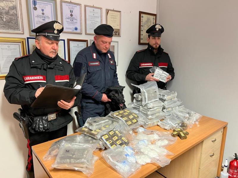 Silvi. Sequestrati in un appartamento 51 kg di hashish e 1 di cocaina - Foto