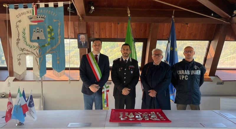 I Carabinieri recuperano 34 frammenti di ceramica decorata di Castelli - Foto