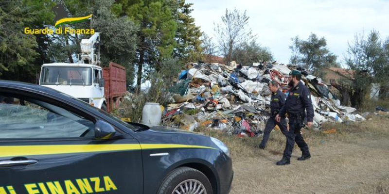 Ferri vecchi, carcasse di auto: sequestrata una discarica abusiva a Pescara - Foto