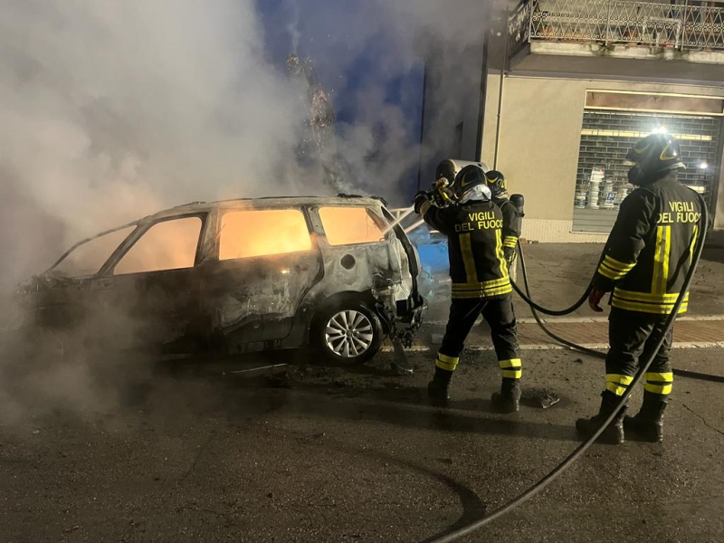 Atri, prende fuoco un’auto: il conducente riesce ad accostare e a uscire - Foto